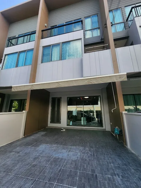 BH3982 ให้เช่าทาวน์โฮม 3 ชั้น บ้านกลางเมือง พระราม 9 กรุงเทพกรีฑา ใกล้ทางด่วนและ Airport Link