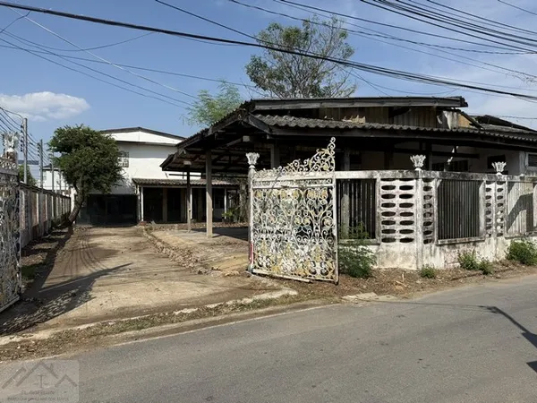 ขายที่ดิน 1 ไร่กว่า พร้อมสิ่งปลูกสร้างบ้าน 2 หลัง ซอยโกสุมรวมใจ 37 ใกล้สนามบินดอนเมือง
