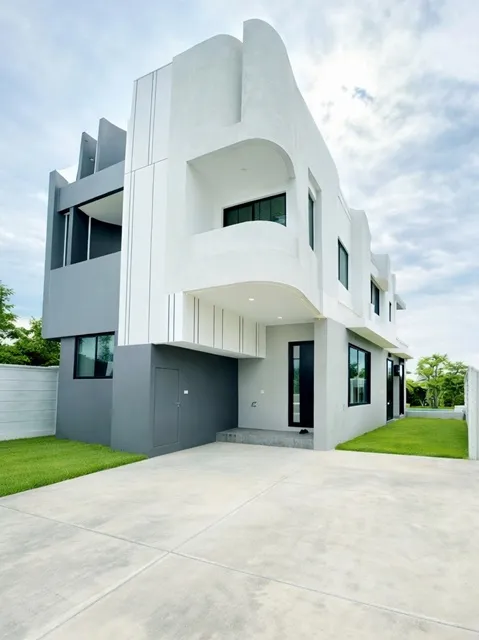 ระดับพรีเมียม ใกล้ ARL ลาดกระบัง 900ม.อ่อนนุช สุขุมวิท77 60 ตร.วา.Pool Villa 3ชั้น ฟังก์ชันครบครัน 3-4นอน 4 น้ำ 240 ตร.ม