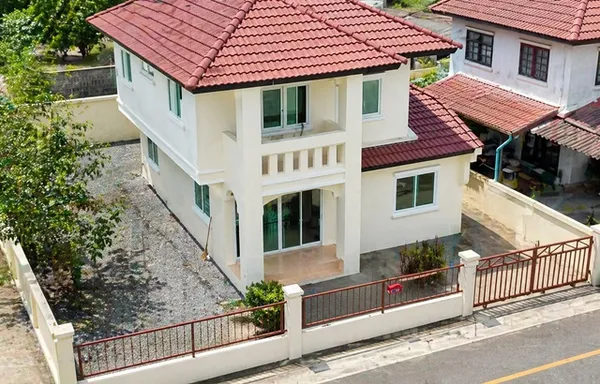 บ้านเดี่ยว 2 ชั้นโปร่ง 3 นอน 2 น้ำ สนามกอล์ฟเมืองเอก 2.7 กม. ม.รังสิต 3.3 กม. แยกบางพูน 1.5 กม. 35 ตร.ว. 140 ตร.ม.