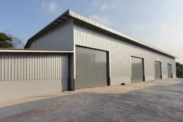 ให้เช่าโกดัง 357 ตรม. ติดถนนพระราม 2 เลียบด่วนกาญจนาภิเษก ประตูอาคารกว้าง 6 เมตร สูง 5 เมตร รถบรรทุกเข้าออกสะดวก (RK1017)