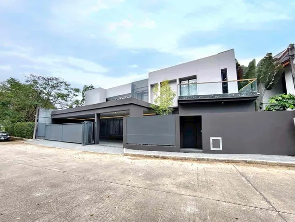 บ้านพูลวิลล่า 2 ชั้น Modern & Contemporary สร้างบรรยากาศโปร่งโล่ง สบาย บนทำเลดอยสะเก็ด ใกล้เซ็นทรัลเชียงใหม่ เพียง 15 นาที