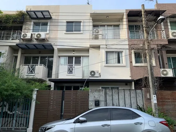 ให้เช่าทาวน์โฮม 3.5 ชั้น 3 ห้องนอน หมู่บ้านไพรเวทวิลล่า ซอยนวมินทร์ 135 หลังบ้านวิวสวนและสระว่ายน้ำ