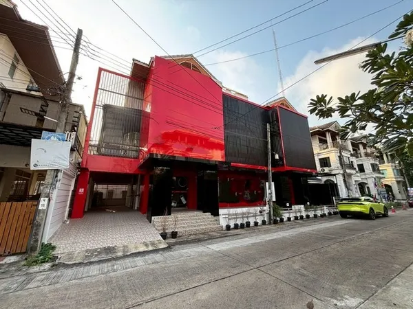 ให้เช่าอาคารสำนักงาน3ชั้นถนนศรีวรา โครงการทาวน์อินทาวน์ ใกล้จุดขึ้น-ลงทางด่วนเอกมัยรามอินทรา