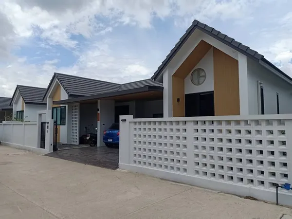 ให้เช่าหรือขายบ้านเดี่ยวชั้นเดียว 68.5ตรว. 3นอน2น้ำ ให้เช่า18,000บ. ขาย 2.79ล. ใกล้ตลาดท่ารั้ว ต.สันปูเลย อ.ดอยสะเก็ด เช