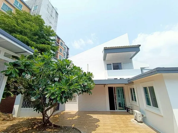 บ้าน 6 ห้องนอน ให้เช่า ใกล้ห้างเมญ่า ถนนนิมมาน เชียงใหม่