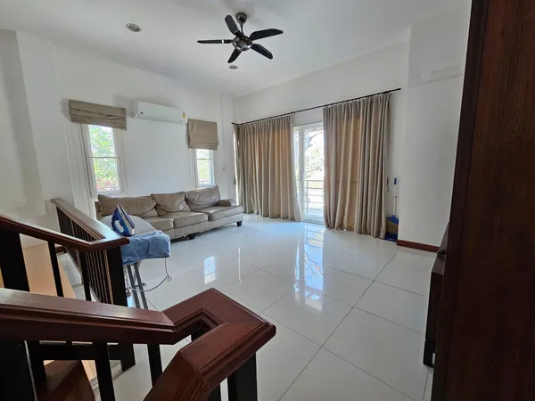 Very cheap!! 3-storey corner townhome, 54.7 sq.wah, Near the electric train 
and Seacon Square.