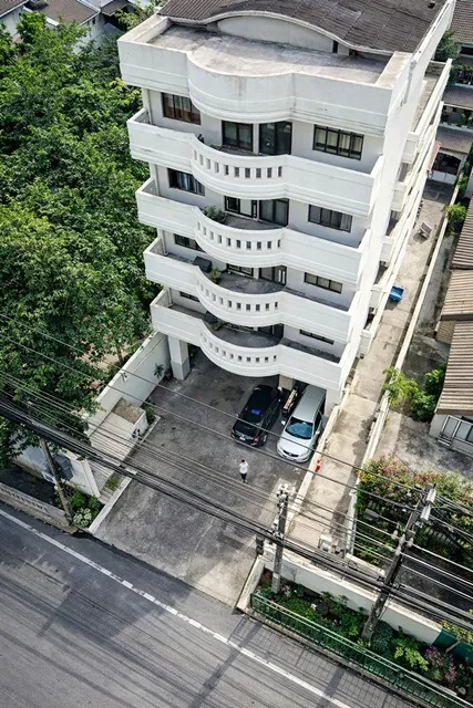 สุขุมวิท 23-33 ใกล้ BTS พร้อมพงษ์ 900 ม. อาคารอพาร์ตเมนต์ 6 ชั้น 10 ห้อง 130 ตร.ม. ต่อห้อง มีแบบ 2 นอน 3 น้ำ เหมาะทำ Air