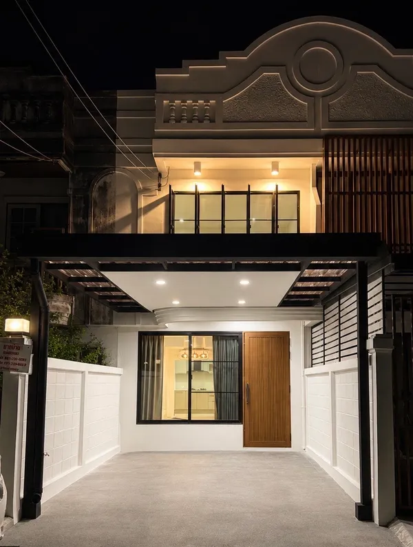 ขายทาวน์เฮาส์ 2 ชั้น รีโนเวทใหม่  ทำเลดี ใกล้เซ็นทรัลบางนา พร้อมอยู่