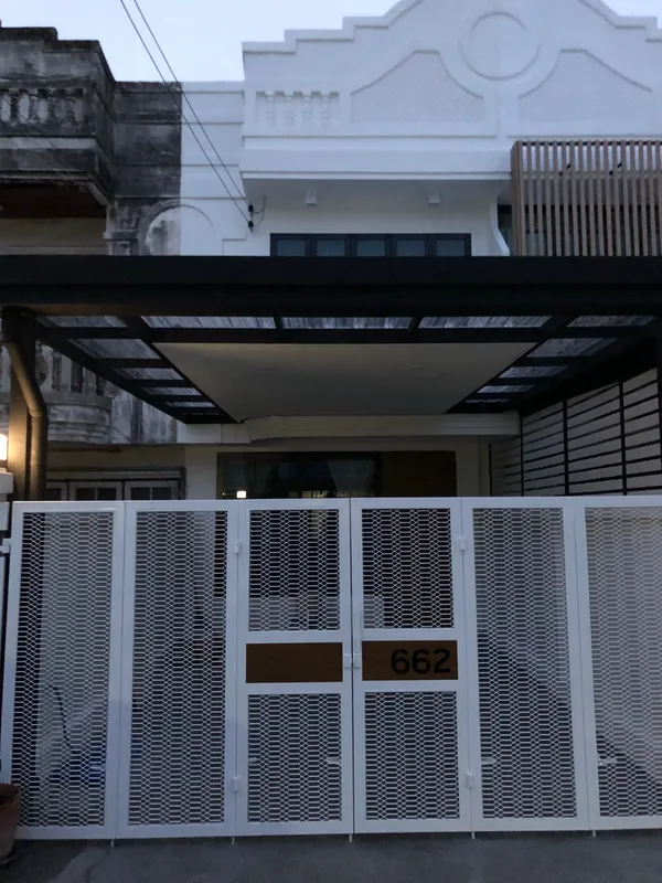 ขายทาวน์เฮาส์ 2 ชั้น รีโนเวทใหม่  ทำเลดี ใกล้เซ็นทรัลบางนา พร้อมอยู่