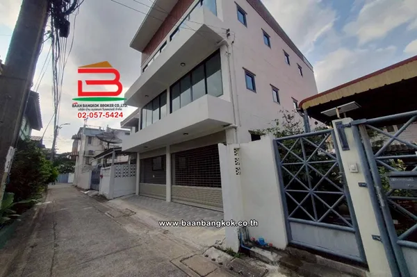 โฮมออฟฟิศสร้างใหม่ 3 ชั้น เนื้อที่ 25 ตร.ว. ซอยชัยพฤกษ์ แยก 3, ซอยสุขุมวิท 65 (ตรงข้าม D Condominium) ถนนถนนสุขุมวิท แขวงพระโขนงเหนือ เขตวัฒนา