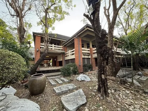 ให้เช่า บ้านเดี่ยว โซนลาดพร้าว บางกะปิ ซอยลาดพร้าว126 บ้านหลังใหญ่มีพื้นที่ ขนาด 200 ตารางวา ให้เช่าตามสภาพ