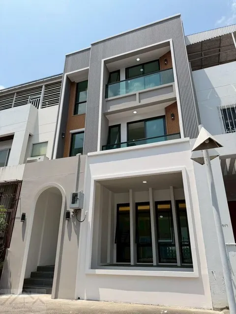 ขายทาวน์โฮม 4.5 ชั้น พร้อมลิฟต์ โครงการ Prominent Place สุขุมวิท 101 ตกแต่งใหม่พร้อมอยู่ ใกล้ BTS ปุณณวิถี