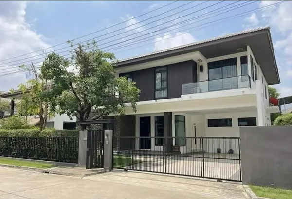 บ้านเดี่ยวให้เช่า 2 ชั้น พร้อมเฟอร์นิเจอร์ โครงการมัณฑนา ศรีนครินทร์ - บางนา ใกล้เมกาบางนาและถนนกาญจนาภิเษก บางพลี.

