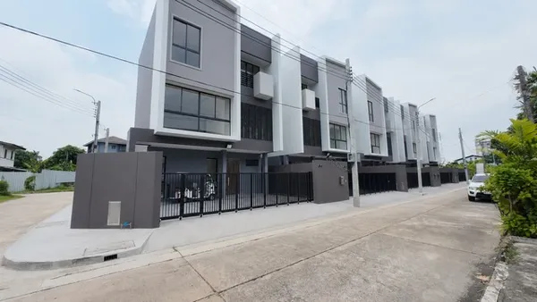 บ้านเดี่ยว Feel Town Lat Phara101 บ้านสวยทำเลดี ใส่ใจทุกรายละเอียด
