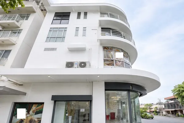 ใกล้ MRT ศรีนุช 350 ม.โชว์รูม อาคาร 4.5 ชั้น 2 คูหาห้องมุม 30ตร.ว. 490ตร.ม. 4นอน 4 น้ำ ใกล้ตลาดเอี่ยมสมบัติ 300ม. Airpor