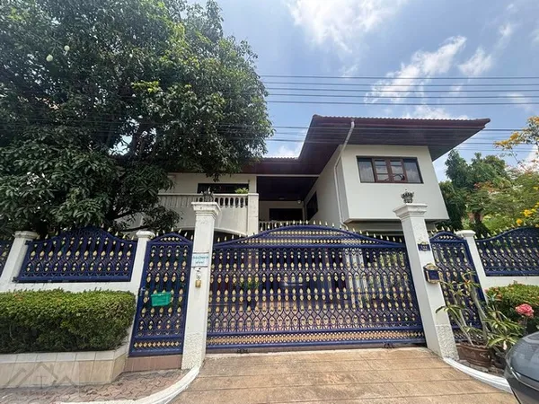 ขายบ้านเดี่ยว 2 ชั้น ใจกลางสุขุมวิท 67 ตรว. หมู่บ้านผกามาศ สุขุมวิท 71 ปรีดี 14 หรือเข้าทางพัฒนาการ 20 ได้ เฟอร์นิเจอร์ไ