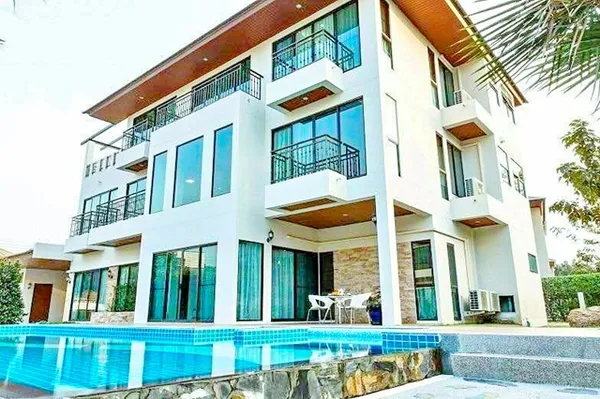 คฤหาสน์ 3ชั้น พระราม 9 4ปีมีครั้ง Pool Villa สนามกอล์ฟ กรุงเทพกรีฑา 800ม. เฟอร์ครบ 6นอน 6 น้ำ ม.นานาชาติแสตมฟอร์ด 250ม. 