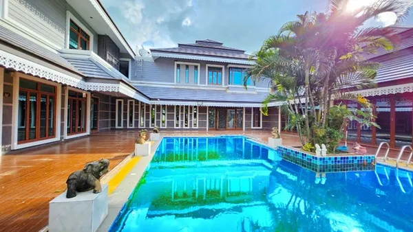 ชลบุรี ให้เช่าคฤหาสน์พูลวิลล่าหรุ 3 ชั้น 3ไร่ 2งาน พร้อมเรือนรับรอง 2 หลัง 802ตรม. โลตัส พนัสนิคม 1กม. กว้างมาก 7นอน 7น้