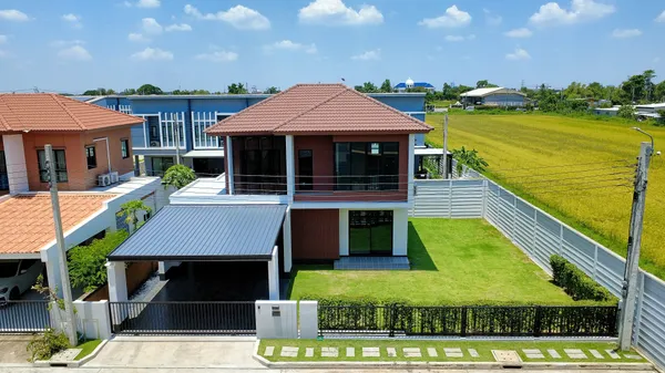 บ้านเดี่ยวแปลงมุม รีโนเวทใหม่ ต่อเติมครบ ใกล้ทางด่วนจตุโชติ 5 ห้องนอน ที่ดินกว่า 86 ตรว.