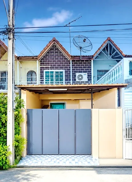 เดินทางสะดวก ทาวน์เฮ้าส์ 2 ชั้น 3 นอน 2 น้ำ 16 ตร.ว. MRT รามคำแหง 1.5 กม. ใกล้ ม.อัสสัมชัญ เอแบค หัวหมาก 500 ม.