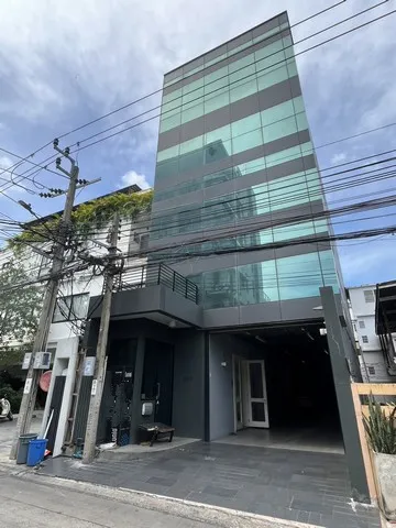ให้เช่าออฟฟิศสำนักงาน พื้นที่ใช้สอย 900 ตรม . มี 5 ชั้นมีลิฟท์ ใกล้รถไฟฟ้า BTSสถานีทองหล่อ และสถานีพร้อมพงษ์
ซอยทองหล่อ23หรือสุขุมวิท55
