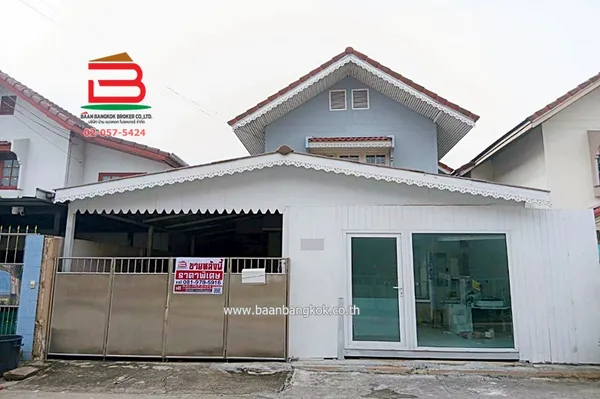 บ้านแฝด หมู่บ้านเพชรไพลิน (ซอยพระยาสุเรนทร์ 35) เนื้อที่ 36 ตรว. ใกล้แฟชั่นไอส์แลนด์ แขวงบางชัน เขตคลองสามวา กรุงเทพมหานคร
