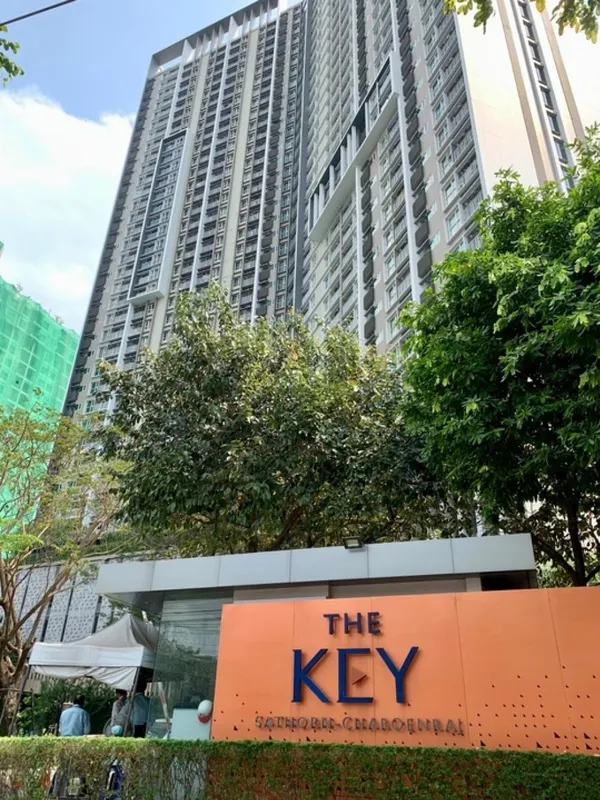 คอนโด The Key Sathorn - Charoengraj พร้อมเข้าอยู่ตกแต่งเรียบร้อย ขนาดห้อง 59ตร.ม. 1ห้องนอน 1ห้องอเนกประสงค์ 2ห้องน้ำ ชั้น8