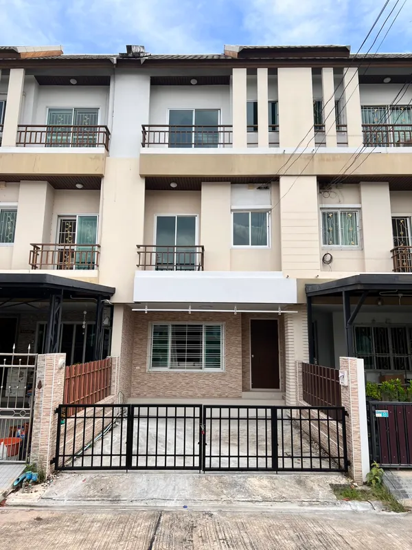 ขายทาวน์โฮม 3 ชั้น 20.5 ตรว โครงการเออเบิร์นธารา สุขสวัสดิ์ 70 - ประชาอุทิศ รีโนเวทใหม่ พื้นที่เยอะ 170 ตรม ราคา 2.95 ล้าน