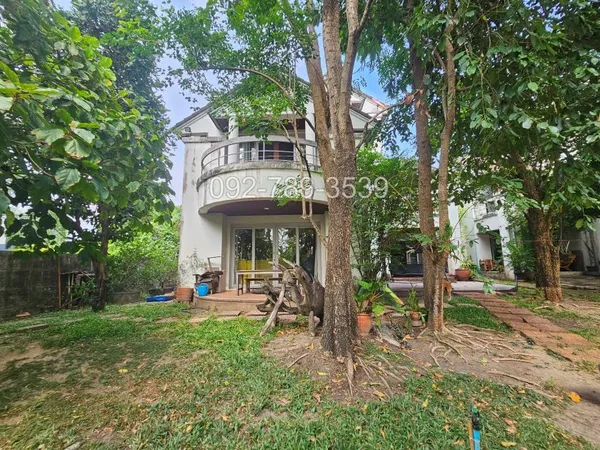 ขายบ้านเดี่ยว 3 ชั้น หมู่บ้านเมืองเอก โครงการ 4 หน้าบ้านติดน้ำ วิวสนามกอล์ฟวิสต้า
ระเบียงและสวนรอบบ้าน บรรยากาศร่มรื่น