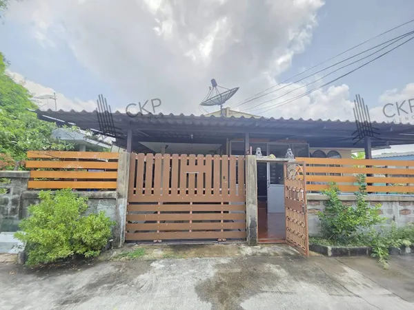 ขาย บ้านชั้นเดียวทำเลดีใกล้ถนนเทพารักษ์ พื้นที่ 64 ตร.วา เหมาะสำหรับครอบครัวที่ต้องการบ้านอยู่สบาย เดินทางสะดวก ใกล้ตลาด ห้าง โรงเรียน และโรงพยาบาลครบจบในย่านบางพลี | รหัส 93357