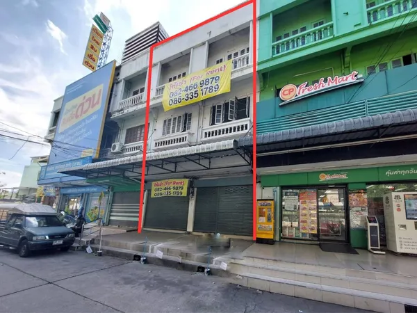 ตึกสวยพร้อมใช้งาน! ชั้น 1 และชั้นลอยรีโนเวทใหม่เอี่ยม ขาวคลีน สวยสะดุดตา จอดรถหน้าตึกสะดวกสบาย พื้นที่ชั้น 2-3 โล่งกว้าง เหมาะทำสต็อกสินค้า คลินิก หรือศูนย์กวดวิชา ในแหล่งชุมชนหมู่บ้านธนินทร