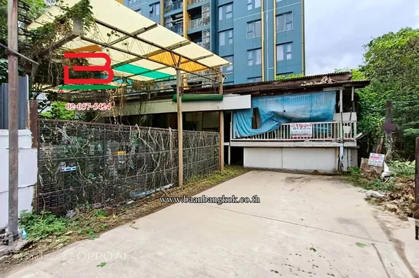 ที่ดินพร้อมสิ่งปลูกสร้าง หมู่บ้านพรประดิษฐ์ สุขุมวิท 50 (ใกล้โลตัสสุขุมวิท 50) เนื้อที่ 64,69 ตรว. แขวงพระโขนง เขตคลองเตย