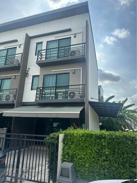 ให้เช่าทาวน์โฮม 3 ชั้นหลังมุม 38.50 ตรว. โครงการบ้านกลางเมือง ศรีนครินทร์ - อ่อนนุช ใกล้ซีคอนสแควร์ ใกล้รถไฟฟ้าสายสีเหลื