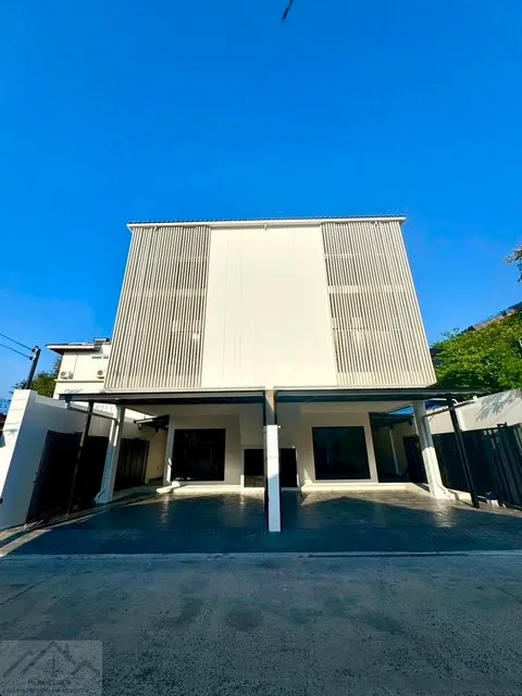 ให้เช่าโฮมออฟฟิศใหม่ 3 ชั้นย่านเลียบด่วน สไตล์ Modern Luxury ซอยลาดพร้าว 87 ใกล้ CDC