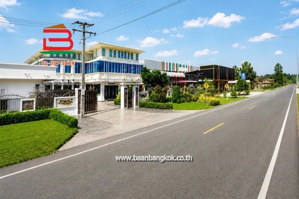 บ้านเดี่ยวพร้อมโกดัง เนื้อที่ 2-0-6 ไร่ ติดถนนทางหลวงชนบท มห. 2104 (ใกล้อ่างเก็บน้ำห้วยผึ้ง) ตำบลดงหลวง อำเภอดงหลวง จังหวัดมุกดาหาร