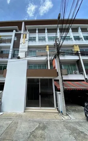 โฮมออฟฟิศ โครงการบิสทาวน์ ลาดพร้าว 4 ห้องนอน 4 ห้องน้ำ เฟอร์นิเจอร์พร้อมใช้งาน เดินถึง สถานี BTS สายสีเหลือง เพียง 400 เมตรเท่านั้น (RT985)