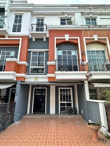 ให้เช่าทาวโฮม3ชั้นย่านนวลจันทร์ ใกล้โรงเรียน เลิศหล้า เกษตร-นวมินทร์ใกล้ เดอะวอร์ค ตลาดนัดเลียบด่วน โครงการ พลัสซิตี้ปาร์ค เอกมัย-รามอินทรา