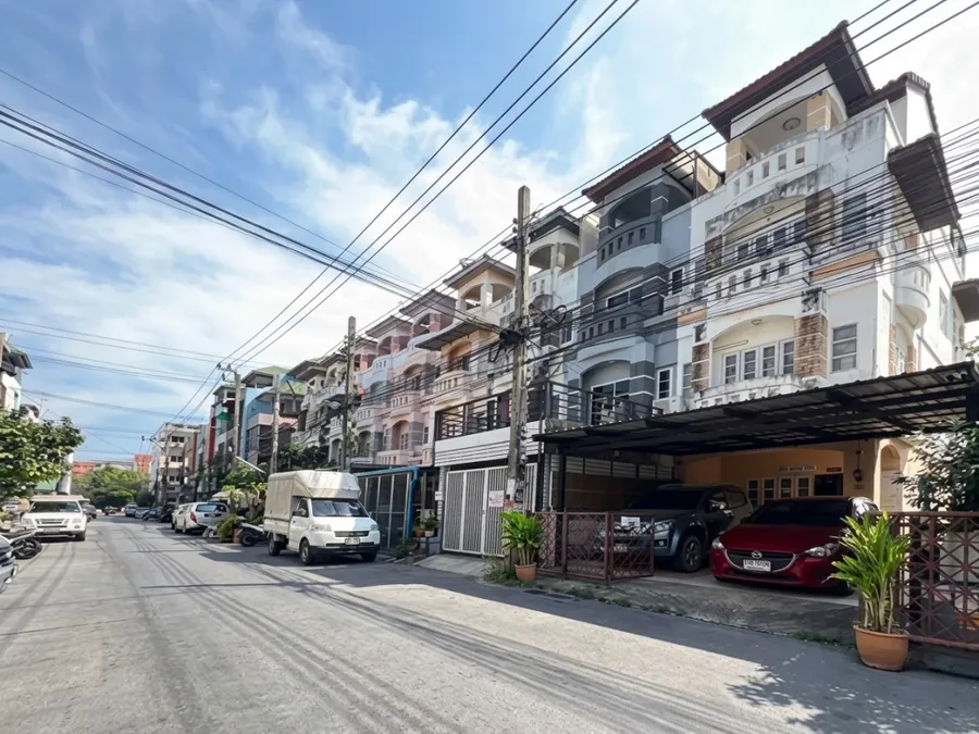 ขาย ทาวน์โฮม นวลผกา 290 ตรม 32 ตรว 5 ห้องนอน หลังม