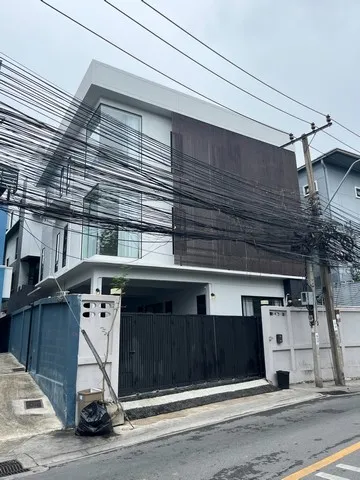 ให้เช่าสำนักงาน 3 ชั้นซอย 20 มิถุนา ย่านสุทธิสาร 5 ห้องทำงาน 5 ห้องน้ำ แอร์ 6 ตัว ใกล้ MRT สุทธิสาร (RF135)