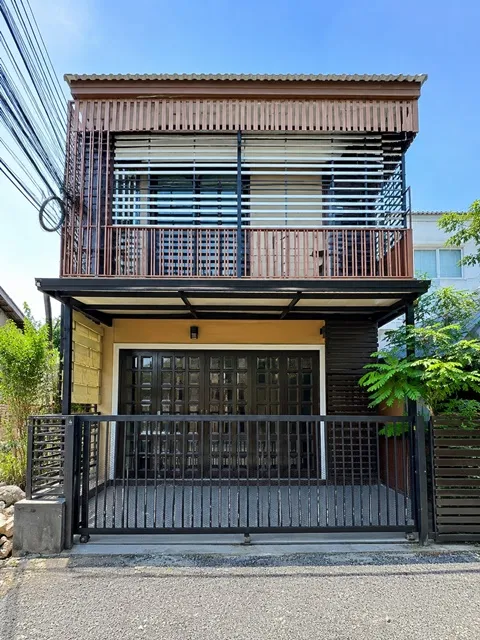 กรุงเทพกรีฑา5-9 ใกล้ตลาดลำสาลีและตลาดบางกะปิ หลังมุม 40 ตร.วา 160 ตร.ม.1.2 กม.พร้อมเฟอร์ฯ บ้านเดี่ยว 2 ชั้น 4นอน 3น้ำ