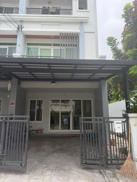 ให้เช่าทาวน์โฮม 3 ชั้น 3 ห้องนอน บ้านกลางเมือง เออบาเนียน ศรีนครินทร์ 46-1 หลังมุมในสุดมีพื้นที่ด้านข้าง ใกล้ MRT สายสีเ