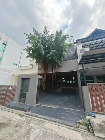 ให้เช่าอาคาร 3 ชั้น พระราม 9 ซ.19 อาคารสไตล์ Loft 5 ห้องนอน 4 ห้องน้ำ 2 จอด ทำออฟฟิศใด้ ห่างจากทองหล่อเพียง 2 กม. (RP277)