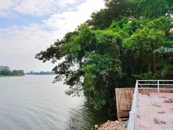 ร้านอาหารริมน้ำ โรงแรม ใกล้วัดหลุมดิน 350 ม. ใกล้รพ.สต.หลุมดิน 400 ม. ที่ดินริมแม่น้ำแม่กลอง 2 ไร่ 110 ตร.ว.3,640 ตร.ม.