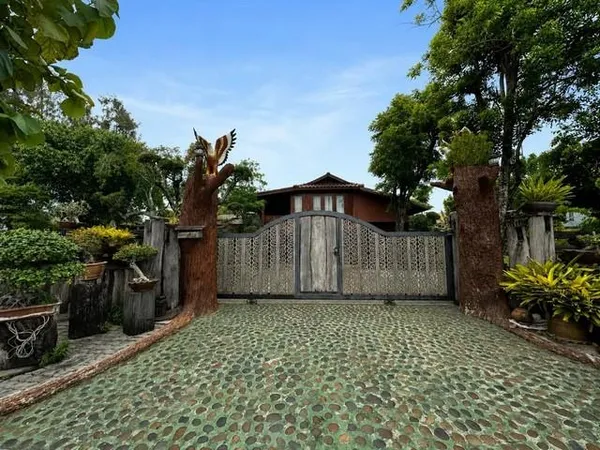 ขายที่ดินพร้อมบ้านทรงไทย 2 ชั้น 303 ตรว. โครงการ ปรีชา ศรีนครินทร์ Preecha Srinakarin บรรยากาศร่มรื่น ใกล้เมกะบางนา