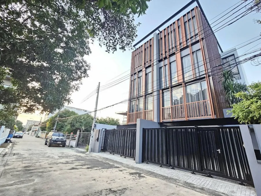 ขาย บ้านแฝด  Pool Villa 3.5 ชั้น พระราม 9