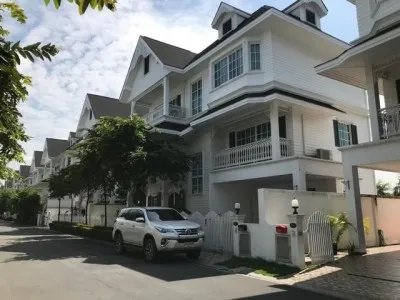 HR 10097 ให้เช่าบ้านเดี่ยวหลังใหญ่ สไตล์ยุโรป 3 ชั้น วิวสระว่ายน้ำ 4 ห้องนอน Fantasia Villa 3 ซอยสันติคาม14 (สุขุมวิท109