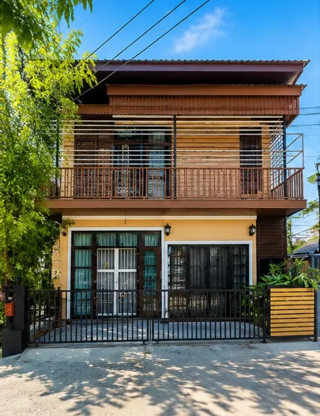 กรุงเทพกรีฑา7 รถไฟฟ้าสายสีเหลือง ศรีกรีฑา 2.1กม. บ้านเดี่ยวหลังมุม 4 นอน 3 น้ำ 40 ตร.ว. 160 ตร.ม. นานาชาติเวลลิงตันคอลเล