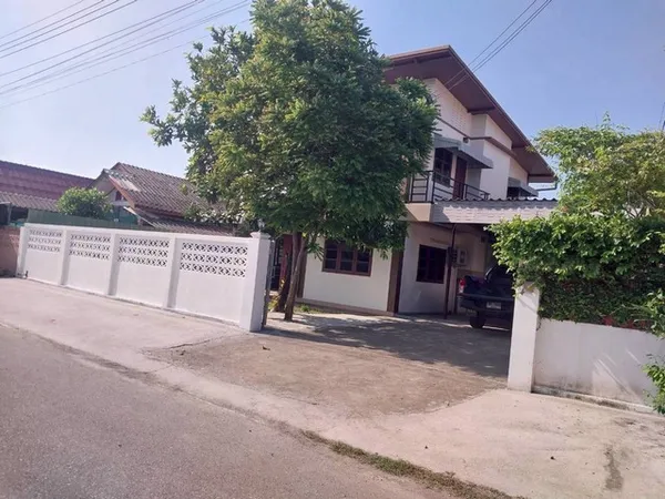ให้เช่าบ้านโมเดิร์น2ชั้น 100ตรว. 5นอน3น้ำ เช่าลดเหลือ 25,000บ. เฟอร์ครบ เลี้ยงสัตว์ได้ แยกกองทราย บ้านจินดาวิลล่า ต.หนอง