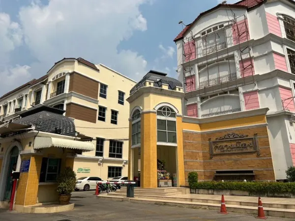 ขายหรือเช่าบ้านกลางเมือง แยกรัชดา-ลาดพร้าวชั้น3มี4นอน3น้ำพื้นที่200ตร.ม.แอร์5เครื่องซื้แล้วเข้าอยู่ได้เลยเช่าเพียง300000